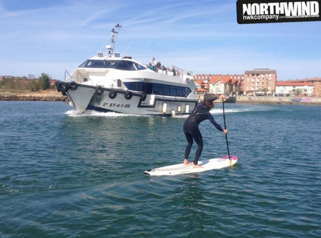 Navegando en la tabla de paddle surf